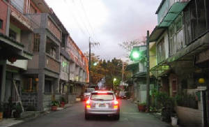 Auto in een smal straatje in Taiwan