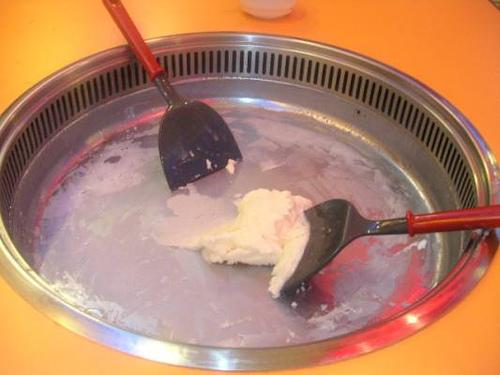 Zelfgemaakt ijs op de bbq-plaat in onze etenstafel