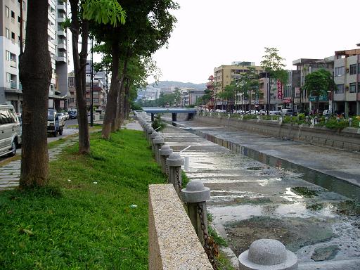 1 van de vele droge rivieren in Taiwan
