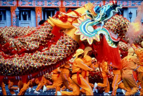Draken op straat tijden het Chinese nieuwjaar