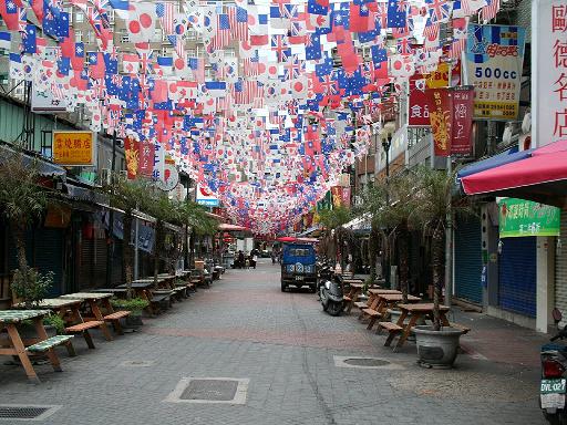 Een met vlaggetjes versierde straat in Taipei