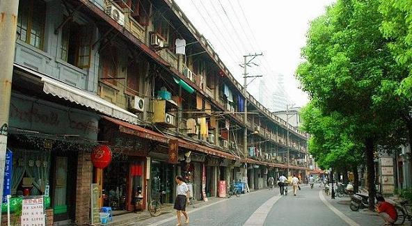 Een oude straat in Taiwan - iedereen heeft airco