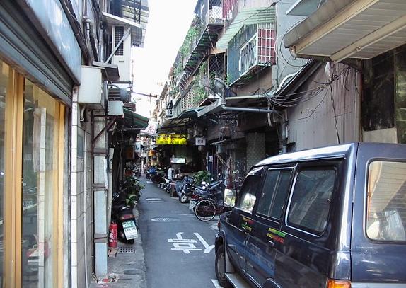Een straatje in Taiwan - hekwerk voor de ramen