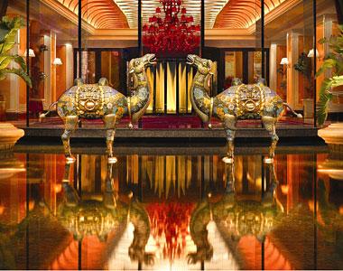 Twee kamelen voor de lobby van de Wynn Macau hotel