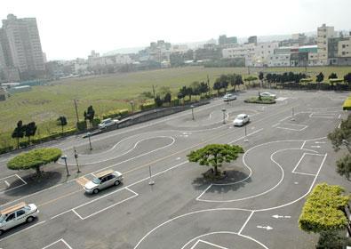 Voor 't eerst autorijden op 'n wegenpark in Taiwan