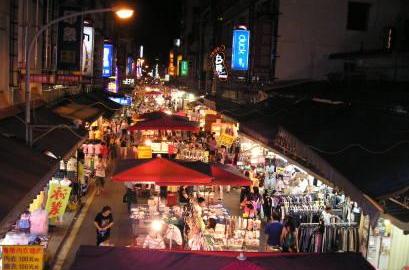 Veel verlichte kraampjes op de nachtmarkt in Ilan