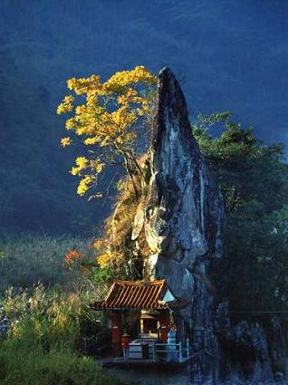 Een erg kleine tempel hoog in de bergen van Taiwan